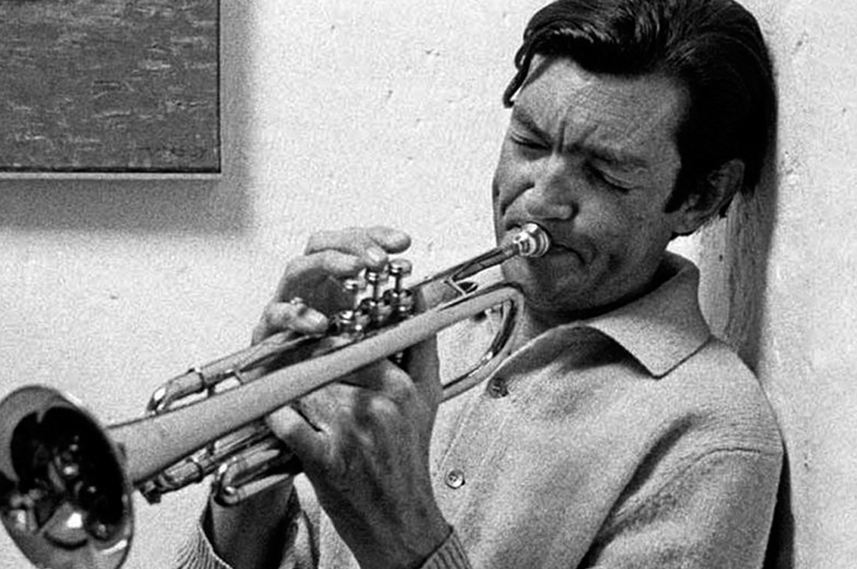 julio cortázar playing the trumpet paris 1967.